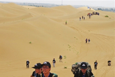 百名勇士穿越腾格里沙漠